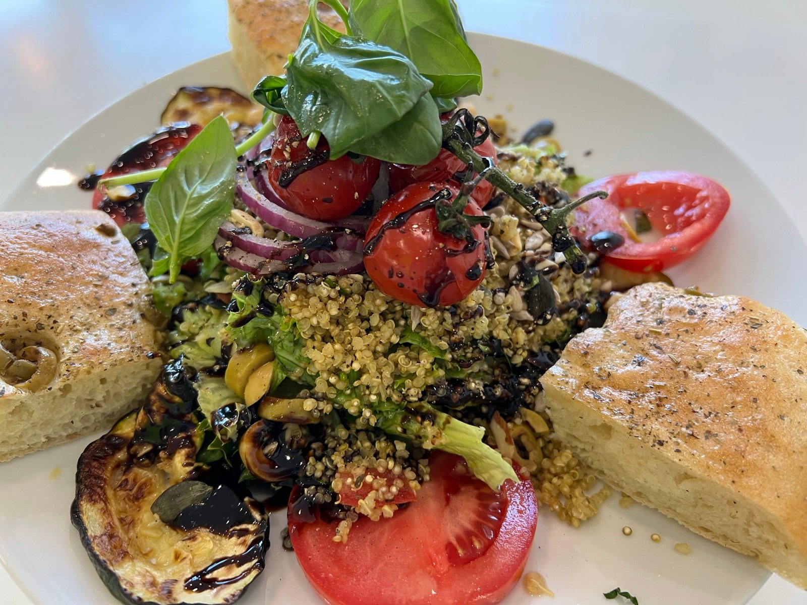Festlich gedecktes Buffet von Freudenpracht