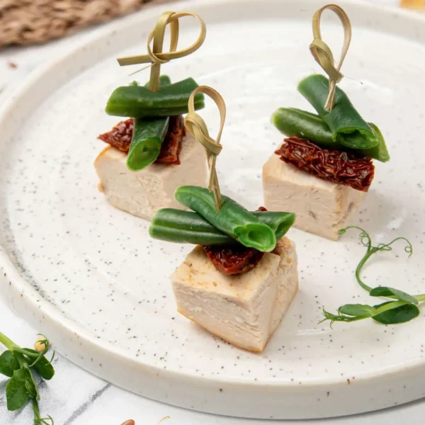 Häppchen mit gebackenem Hähnchen und sonnengetrockneten Tomaten