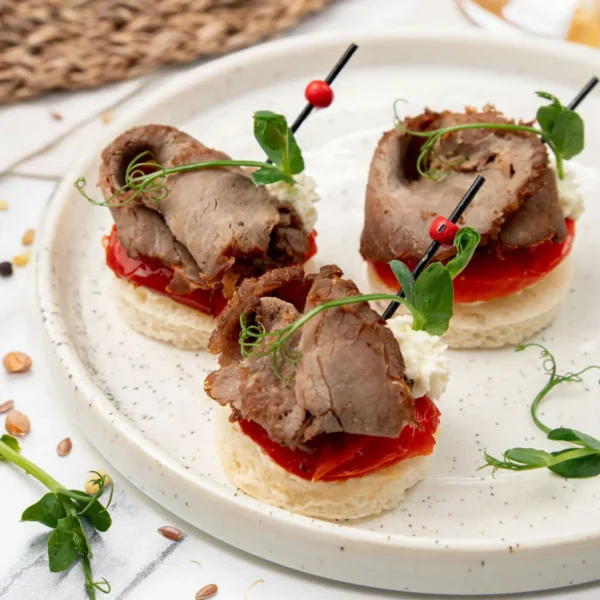 Canapes mit Roastbeef und Tomate