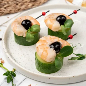 Canapes mit Tigergarnelen auf Gurke