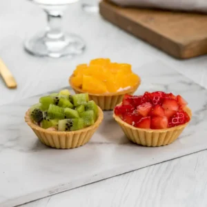 Gemischte Torten mit Beeren und Früchten der Saison