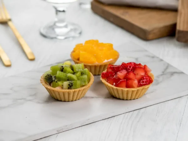 Gemischte Torten mit Beeren und Früchten der Saison