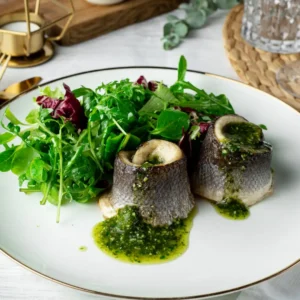 Wolfsbarsch-Rollen mit Pesto-Sauce