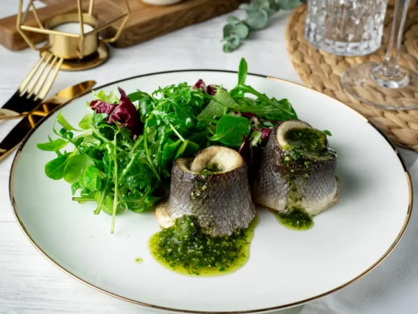 Wolfsbarsch-Rollen mit Pesto-Sauce