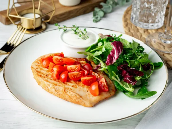 Gegrilltes Hähnchenfilet mit Tomaten und Sahnesauce