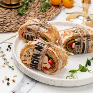 Brötchen mit gebackenem Putenfilet und Gemüse