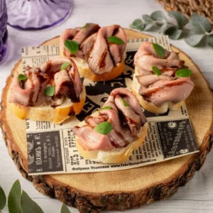 Mini Bruschetta mit Käse und Roastbeef