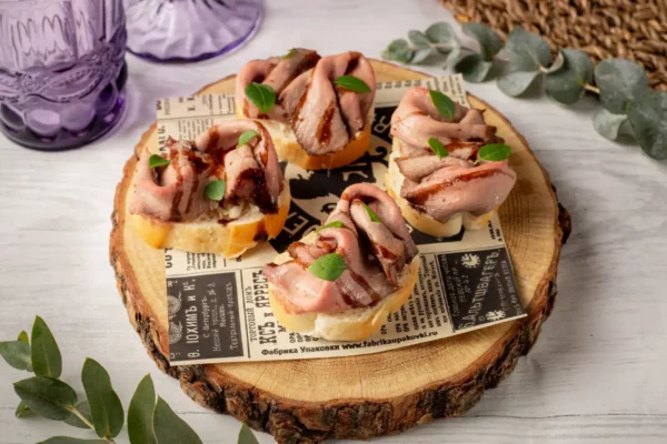 Mini Bruschetta mit Käse und Roastbeef