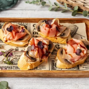 Bruschetta mit Champignons und Schinken