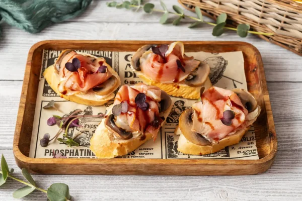 Bruschetta mit Champignons und Schinken