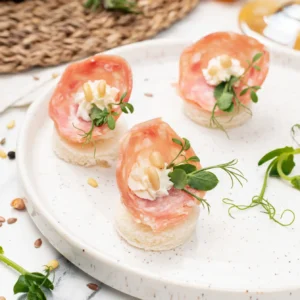 Canapés mit Salamiblüte mit Haselnüssen