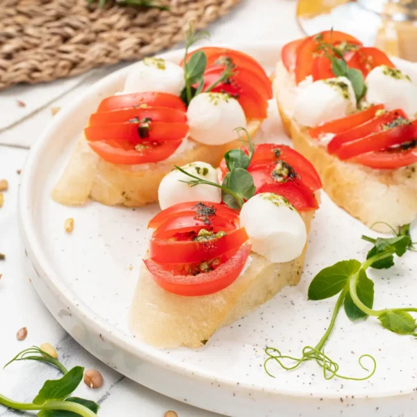 Bruschetta mit Tomaten und Mozzarella Käse