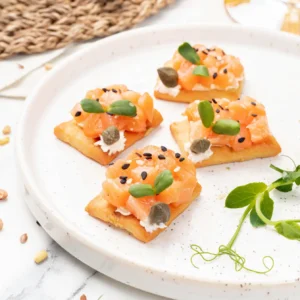 Canapés mit Lachstartar und Kapern